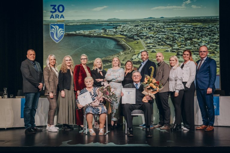 Heiðursborgararnir ásamt bæjarstjórn og bæjarstjóra Reykjanesbæjar