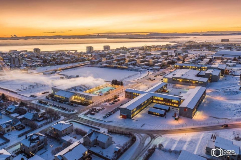 Falleg árdegismynd frá Reykjanesbæ. Ljósmynd: OZZO