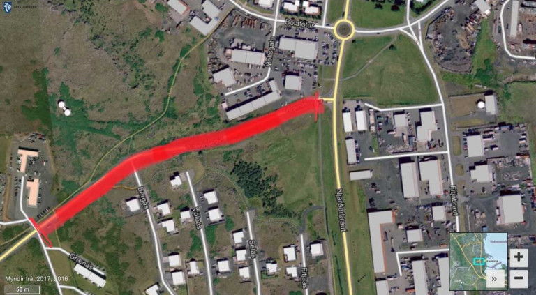 Rauða línan sýnir svæðið sem verður malbikað.