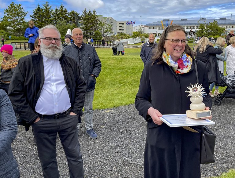 Mynd: Víkurfréttir. Karen með verðlaunagripinn Vöxt sem keramikhönnuðurinn Arnbjörg Drífa Káradótti&hellip;