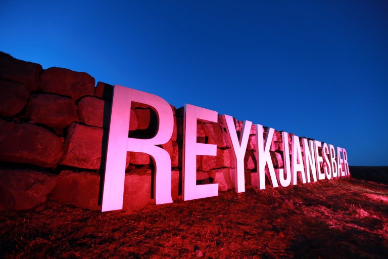 Bæjarhlið Reykjanesbæjar í bleikum október.