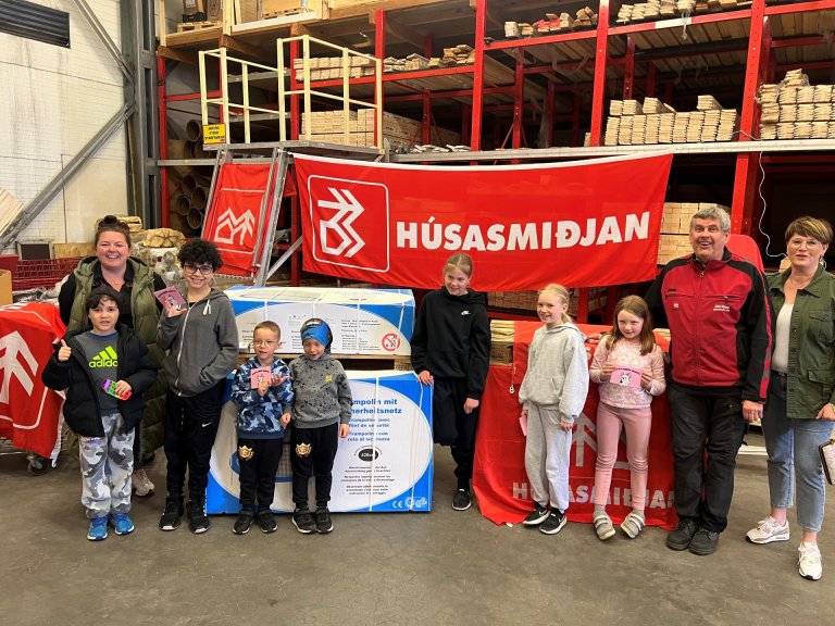 Á myndinni má sjá heppna verðlaunahafa á BAUN ásamt Höllu Karen Guðjónsdóttur, viðburðastjóra BAUNa&hellip;