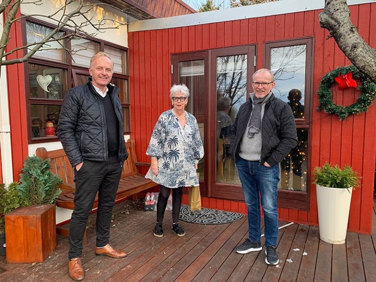 Bergþóra Káradóttir ásamt Kjartani Má Kjartanssyni, bæjarstjóra, og Guðbrandi Einarssyni, forseta b&hellip;