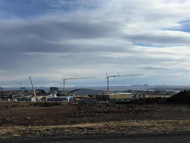 Ofan á frá Iðavöllum má sjá hvernig nýtt hverfi, Hlíðarhverfi sprettur upp í Reykjanesbæ.