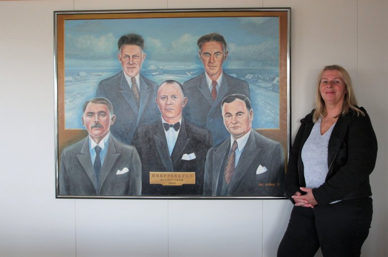 Sylvía Magnúsdóttir við málverkið góða. Það er 150x120 cm. að stærð.