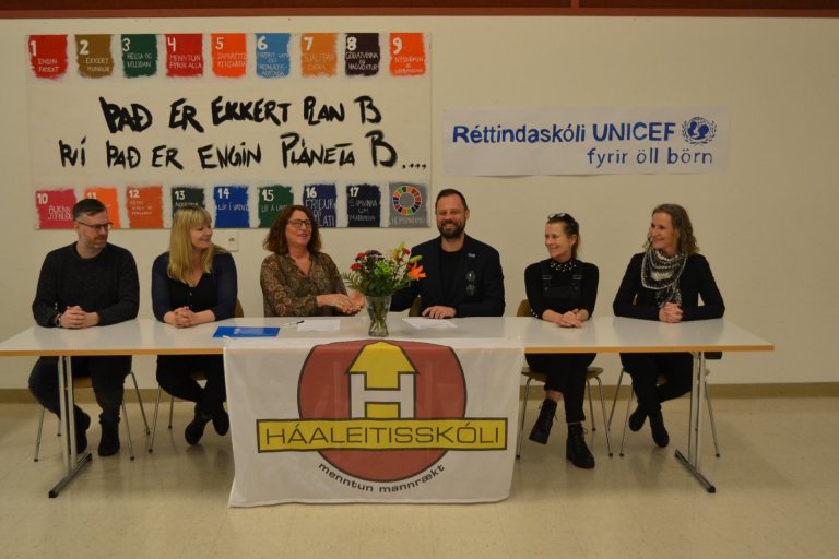 Forsvarsmenn UNICEF á Íslandi og Háaleitisskóla í Reykjanesbæ skrifuðu undir samstarfssamning um að&hellip;