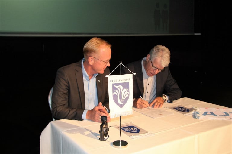 Frá undirritun samnings, f.v. Kjartan Már Kjartansson bæjarstjóri Reykjanesbæjar og Birgir Jakobsso&hellip;