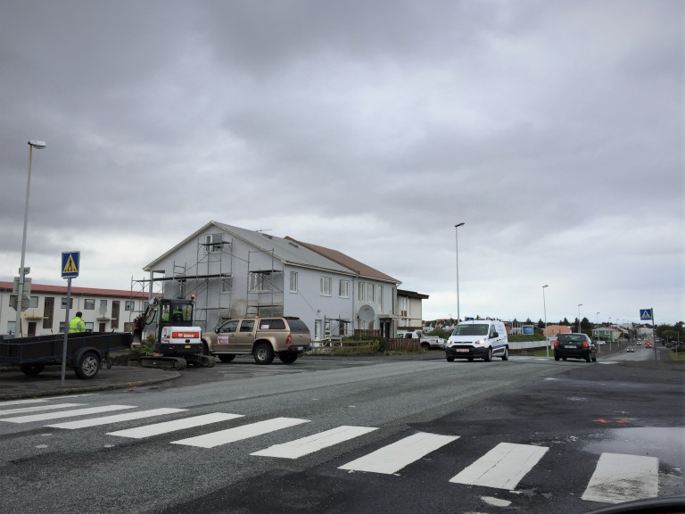 Unnið er að gerð hringtorgs á gatnamótum Faxabrautar og Hringbrautar.