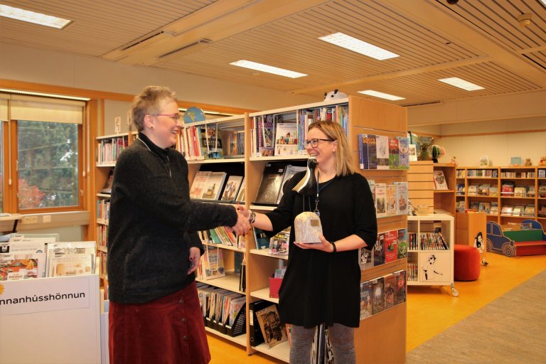 Guðný Kristín tekur hér við verðlaununum úr höndum Oddfríðar Steinunnar formanns Upplýsingar.