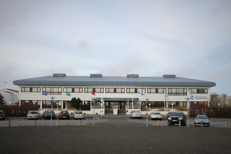 Þjóðfánar vinabæjanna fjögurra, Íslands, Svíþjóðar, Noregs og Finnlands, ásamt fána Reykjanes Geopa&hellip;
