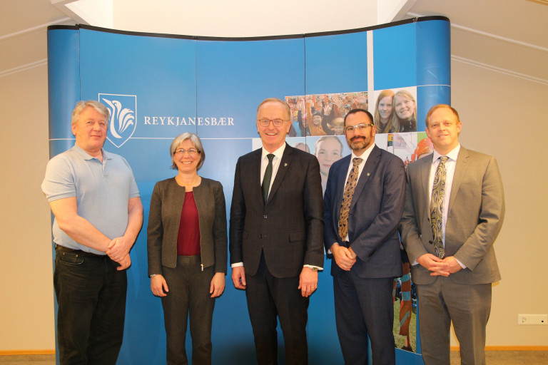 Frá heimsókn í gær, f.v. Halldór Karl Hermannsson hafnarstjóri, Jill Esposito staðgengill sendiherr&hellip;