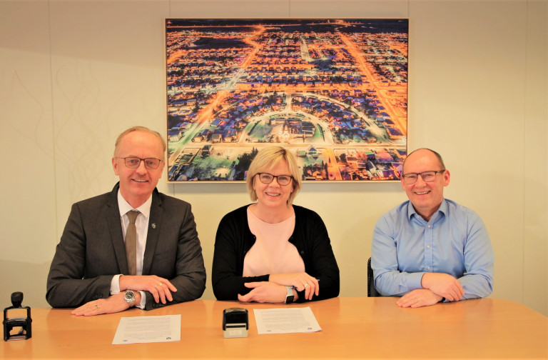 Kjartan Már Kjartansson bæjarstjóri Reykjanesbæjar, Sigrún Árnadóttir bæjarstjóri Sandgerðis og Hel&hellip;