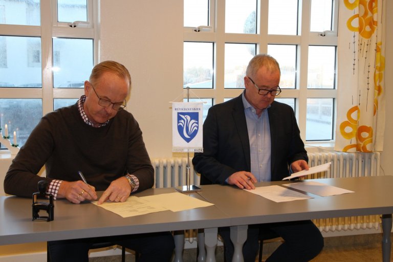 Kjartan Már Kjartansson bæjarstjóri Reykjanesbæjar og Páll Daníel Sigurðsson framkvæmdastjóri Eykta&hellip;