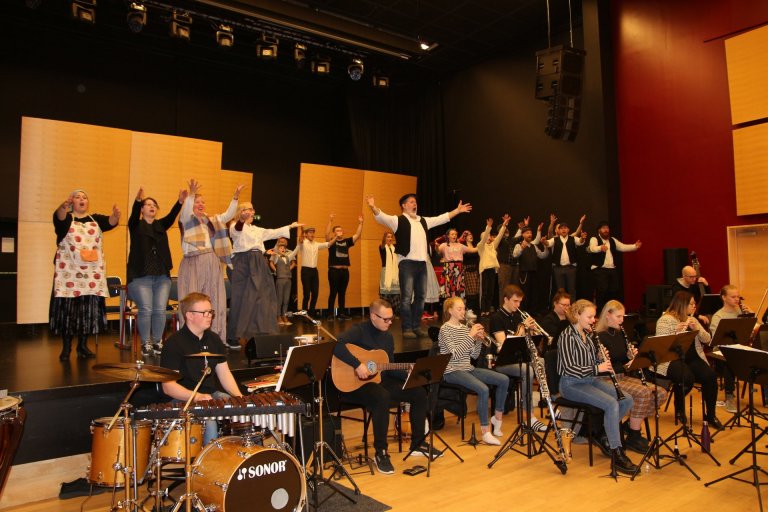 Frá æfingu á Fiðlaranum á þakinu í Stapa sl. laugardag. Hér syngur hópurinn um siðvenjur sem söngle&hellip;