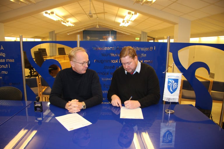 Kjartan Már Kjartansson bæjarstjóri og Jóhann Friðriksson lýðheilsufræðingur skrifa undir samningin&hellip;