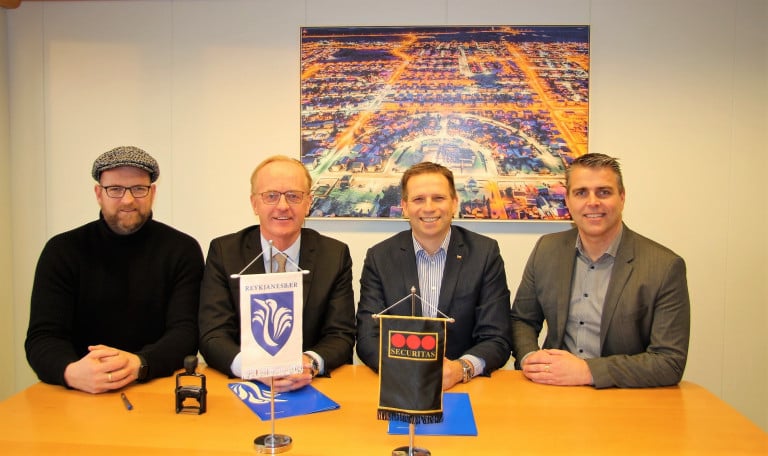 Guðlaugur H. Sigurjónsson sviðsstjóri Umhverfissviðs, Kjartan Már Kjartansson bæjarstjóri, Guðmundu&hellip;