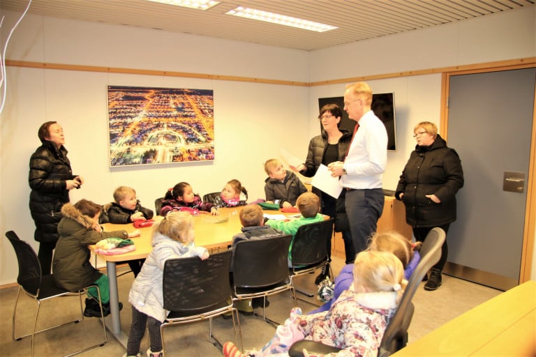 Margrét Kolbeinsdóttir deildarstjóri á Sunnuvelli aðstoðaði börnin við að koma hugmyndinni til bæja&hellip;
