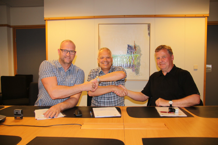 Mynd frá undirritun í gær f.v. Guðlaugur H Sigurjónsson sviðsstjóri Umhverfissviðs Reykjanesbæjar, &hellip;