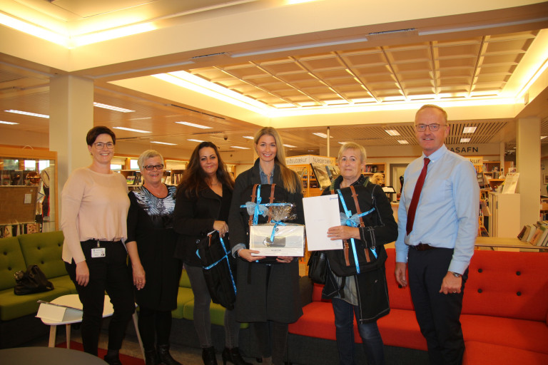 Frá verðlaunaafhendingu. Sigurvegarar og fulltrúar þeirra ásamt Guðlaugu Lewis úr dómnefnd, Guðbjör&hellip;
