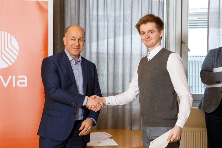 Adam Calicki tekur hér á móti styrknum úr samfélagssjóði Isavia sem afhentur var af Sigurður Ólafss&hellip;