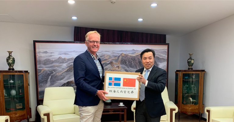 Jin Zhijian sendiherra afhendir Kjartani Má bæjarstjóra gjöf frá vinabænum Xianyang í Kína