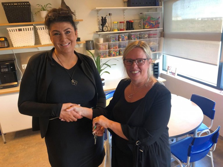 Kristín afhendir Maríu lyklavöldin að Holti. Ljósmynd Holt