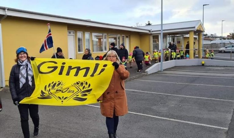 Lagt af stað í skrúðgöngu í tilefni af 50 ára afmæli leikskólans Gimli