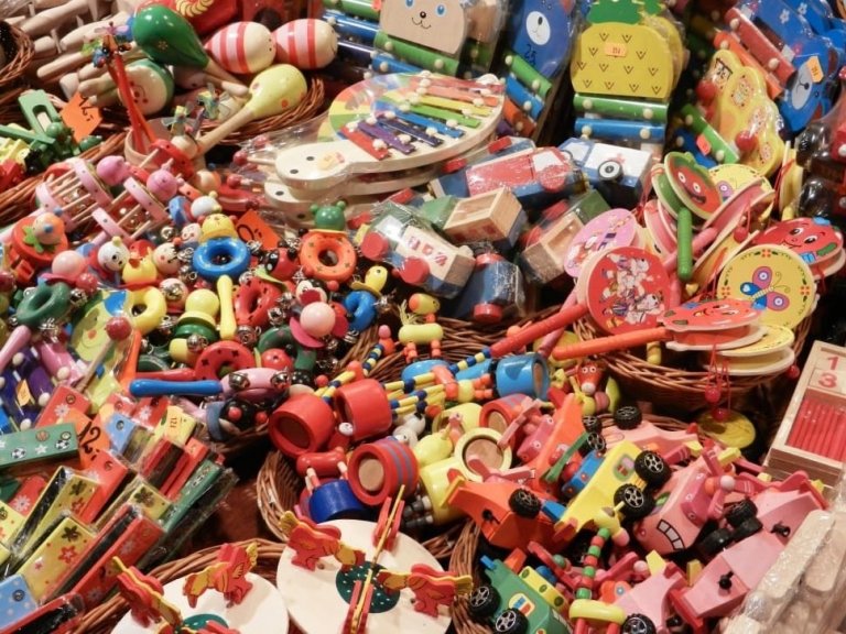Plastleikföng af ýmsum gerðum. Ljósmynd af PeakPx með leyfi til notkunar.