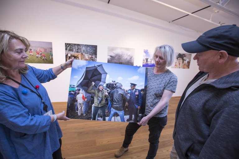 Sýningarstjórar að störfum, f.v. Valgerður Guðmundsdóttir, Inga Þórey Jóhannsdóttir og Oddgeir Karl&hellip;