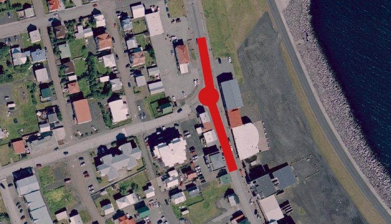 Rauðu strikin á myndinni sýna vegakaflann sem unnið verður við.