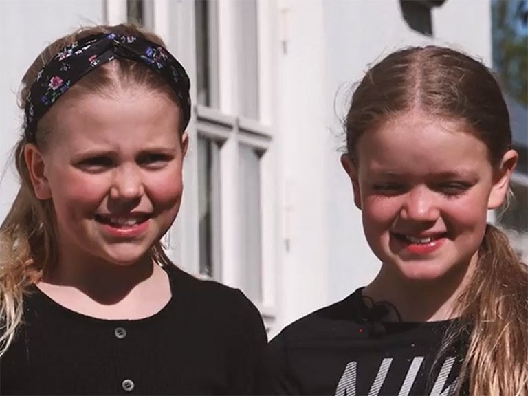 Tvær stúlkur