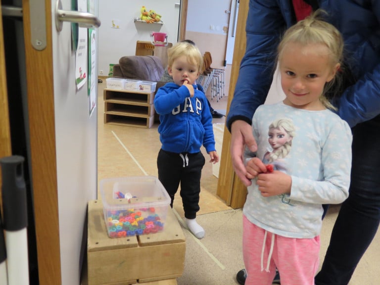 Stafir eru meðal námsgagna í kennsluaðferðinni Leikur að læra. Myndin er frá Vesturbergi.