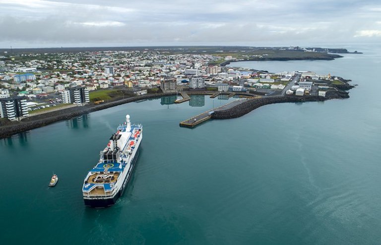 Ocean Edeavour að sigla inn í Keflavíkurhöfn. Ljósmynd: Víkurfréttir