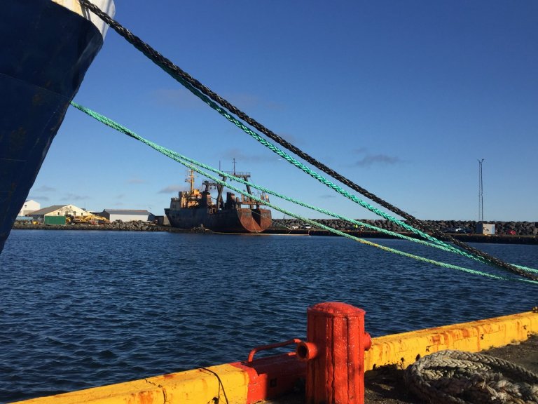 Orlik hefur verið skorðaður í horn við Njarðvíkurhöfn.