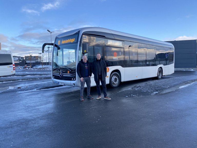 Sævar Baldursson, framkvæmdastjóri Bus4U og Guðlaugur H. Sigurjónsson, sviðsstjóri umhverfissviðs v&hellip;