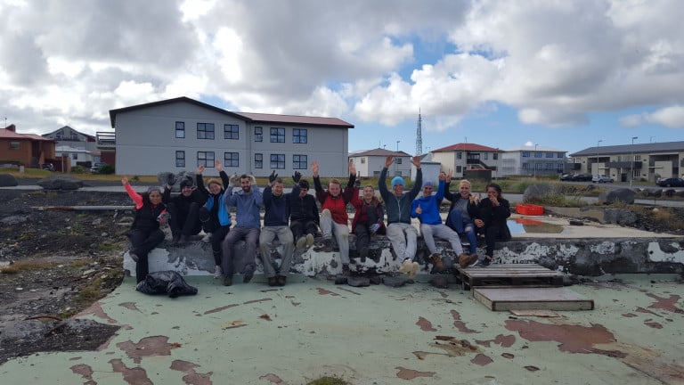 Sjálfboðaliðar frá Seeds samtökunum við Vatnsnes í Reykjanesbæ.