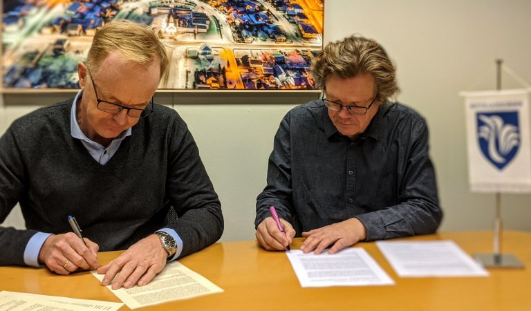 Kjartan Már Kjartansson og Árni Daníel Júlíusson við undirritun samningsins.