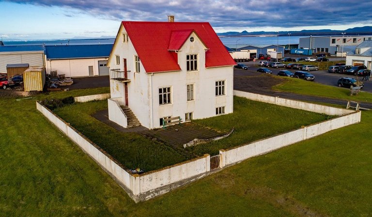 Húseignin að Vatnsnesvegi 8