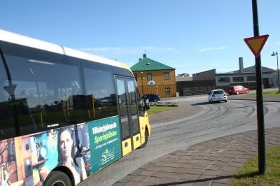Almenningsvagn ekur um Duustorg.