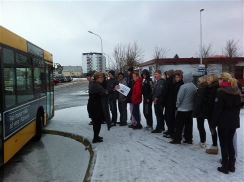 Jákvæð hegðun æfð í bið eftir strætó.