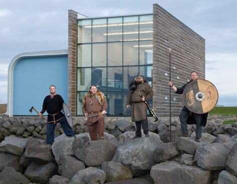 Víkingar við Víkingaheima.